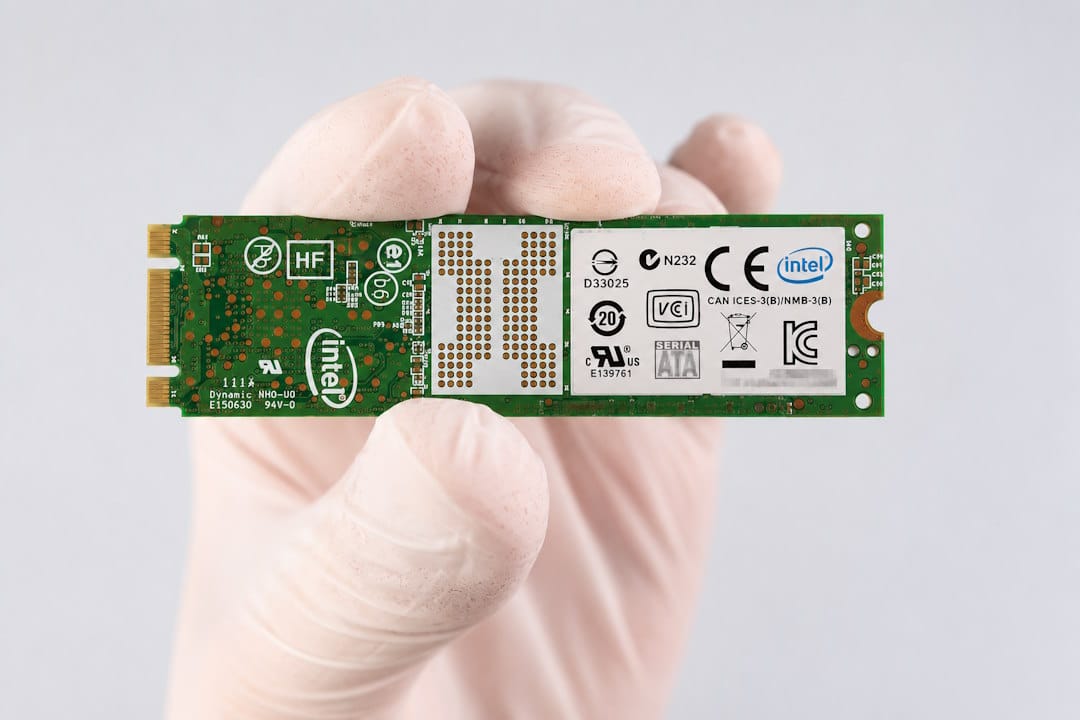 M.2-SSD wird bei einer technischen Analyse gehalten