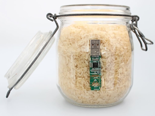 offener USB-Stick in Einmachglas mit Reis