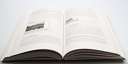 Datenverlust - geöffnetes analoges Buch mit Papier