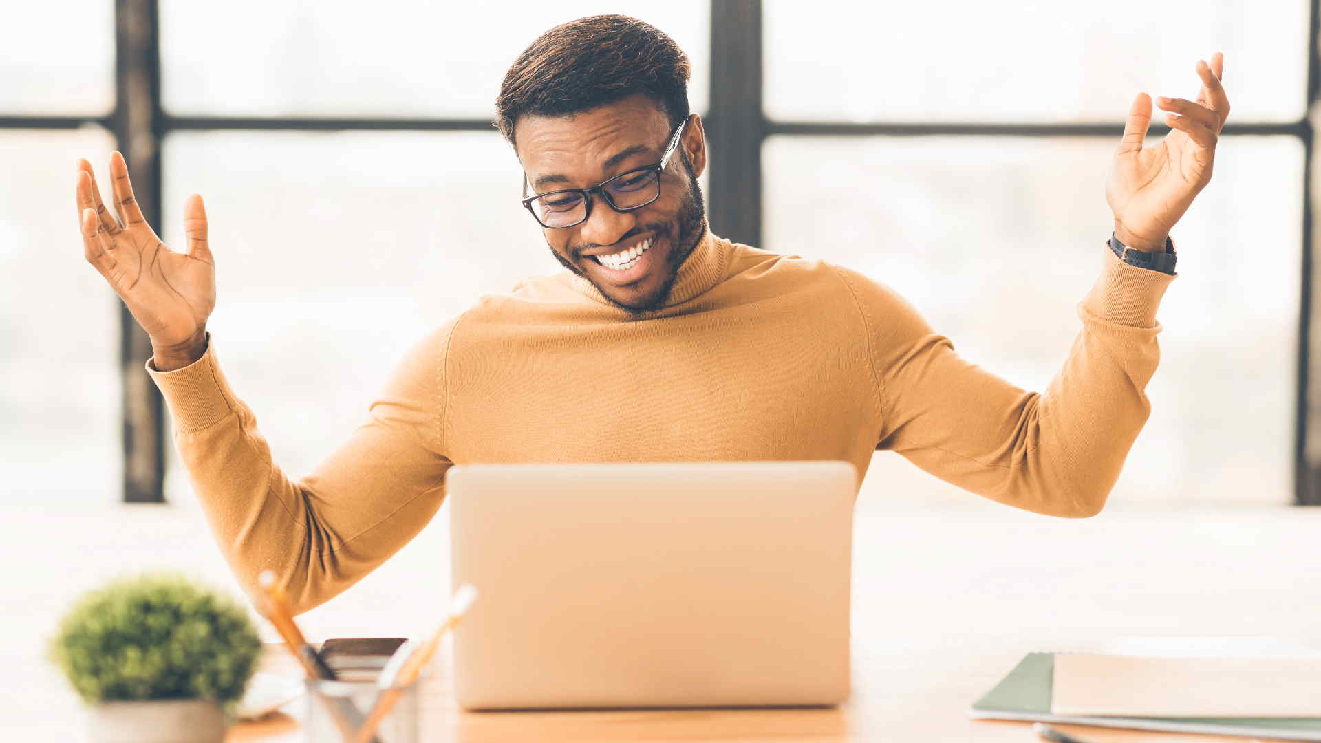 Mann zufrieden mit Datenrettungssoftware