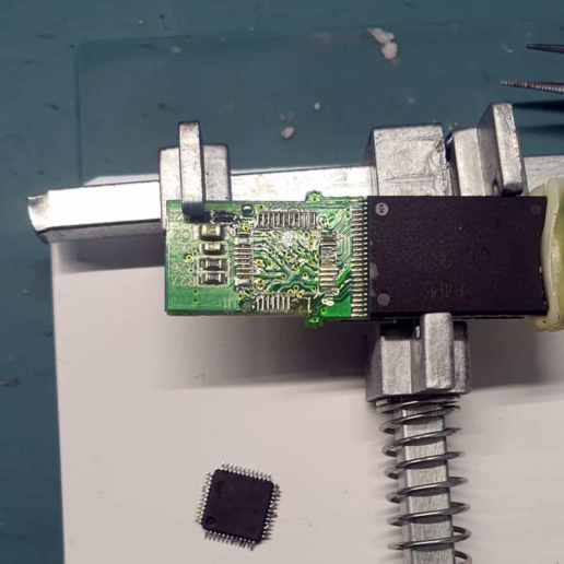 Geöffneter USB-Stick für Reparatur eingespannt