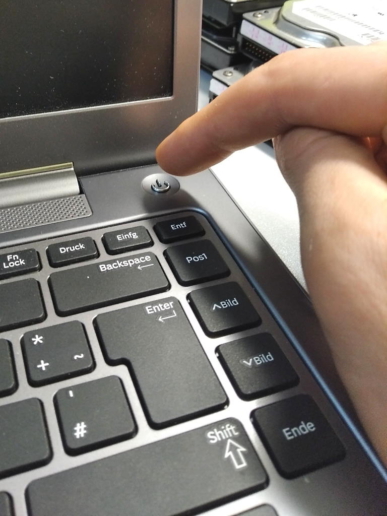 Entladung Laptop durch Druecken Powerknopf