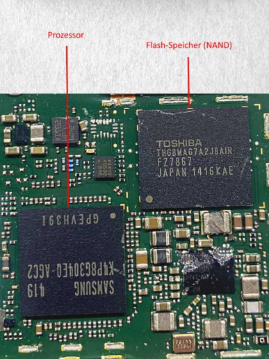 Bauteile Prozessor und NAND-Speicher auf Platine