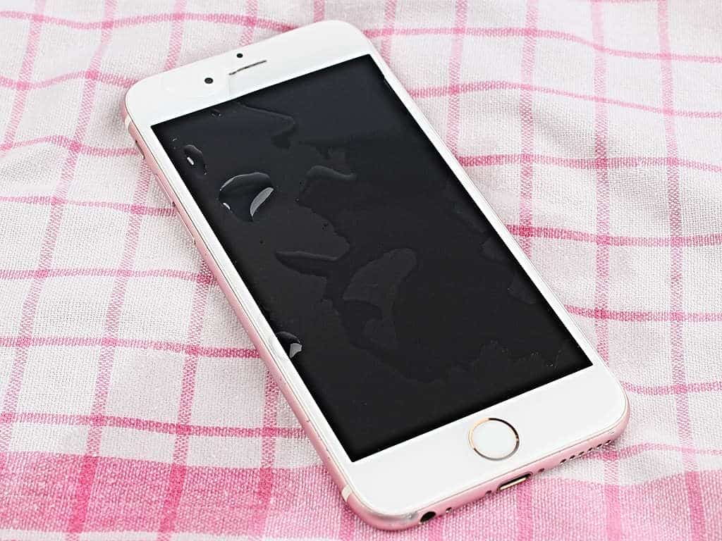 iPhone mit Wasserschaden und sichtbarer Feuchtigkeit auf dem Display