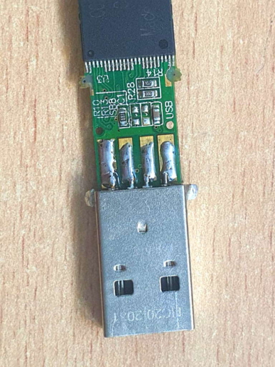 USB-Port zur Reparatur an Stick angelötet