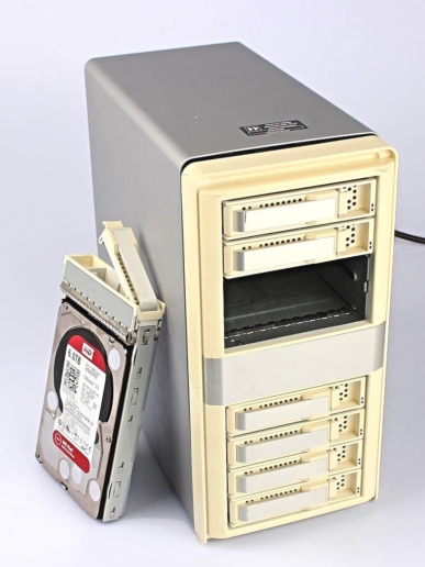 RAID 10 mit entnommener Festplatte daneben